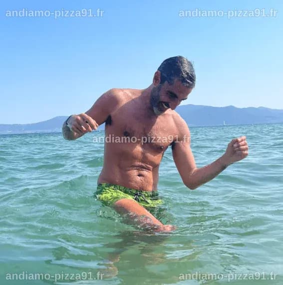 Ary Abittan Et Sa Compagne