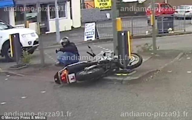 Un motard suspendu à un feu de circulation après un accident : incroyable mais vrai !